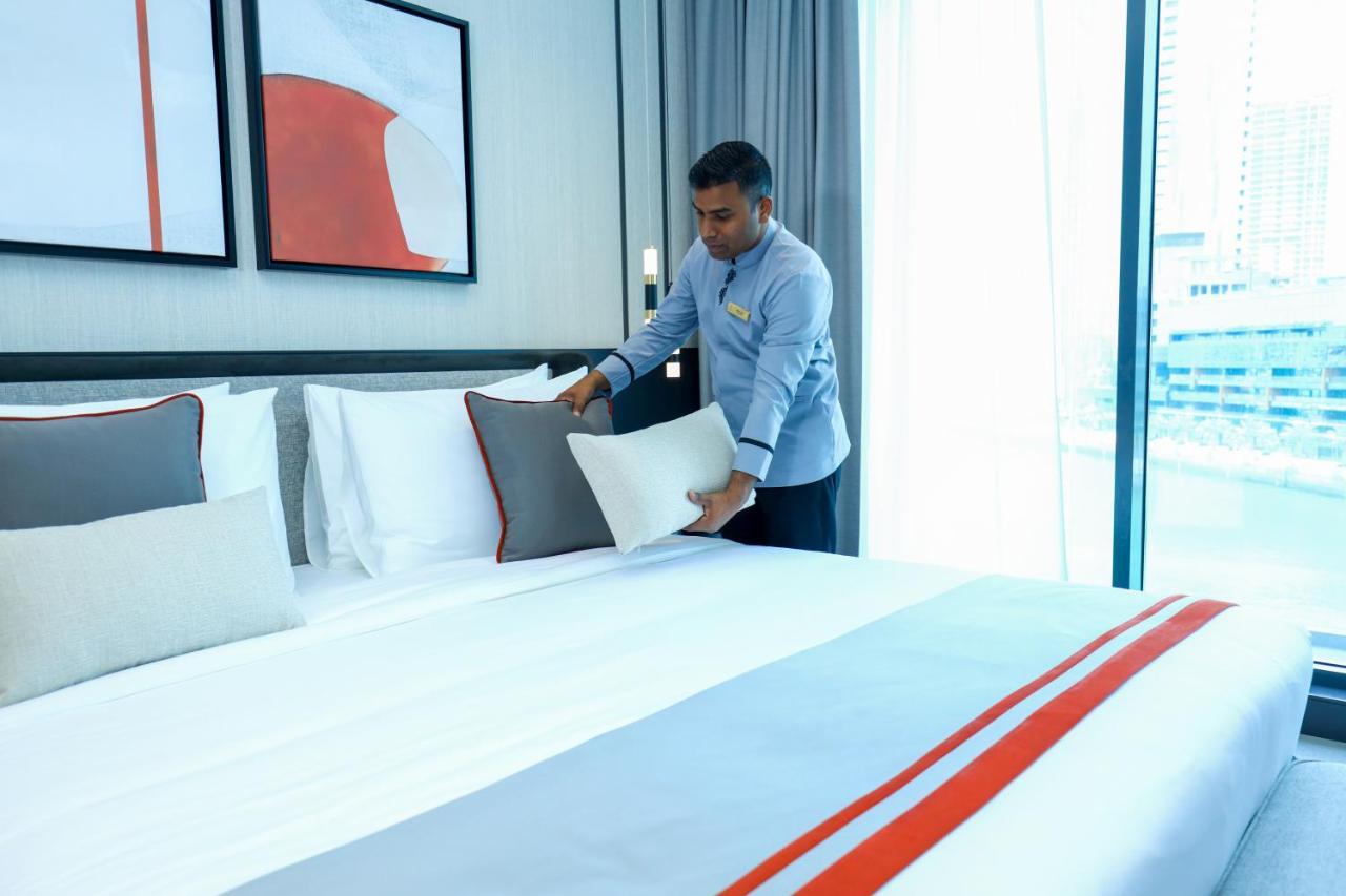 Charthouse Bahrain Manama Exterior foto A hotel housekeeper making a bed