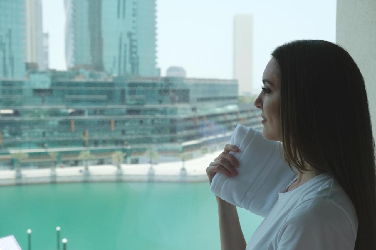 Charthouse Bahrain Manama Exterior foto A woman in Dubai
