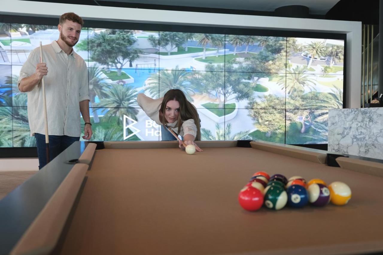 Charthouse Bahrain Manama Exterior foto A pool table
