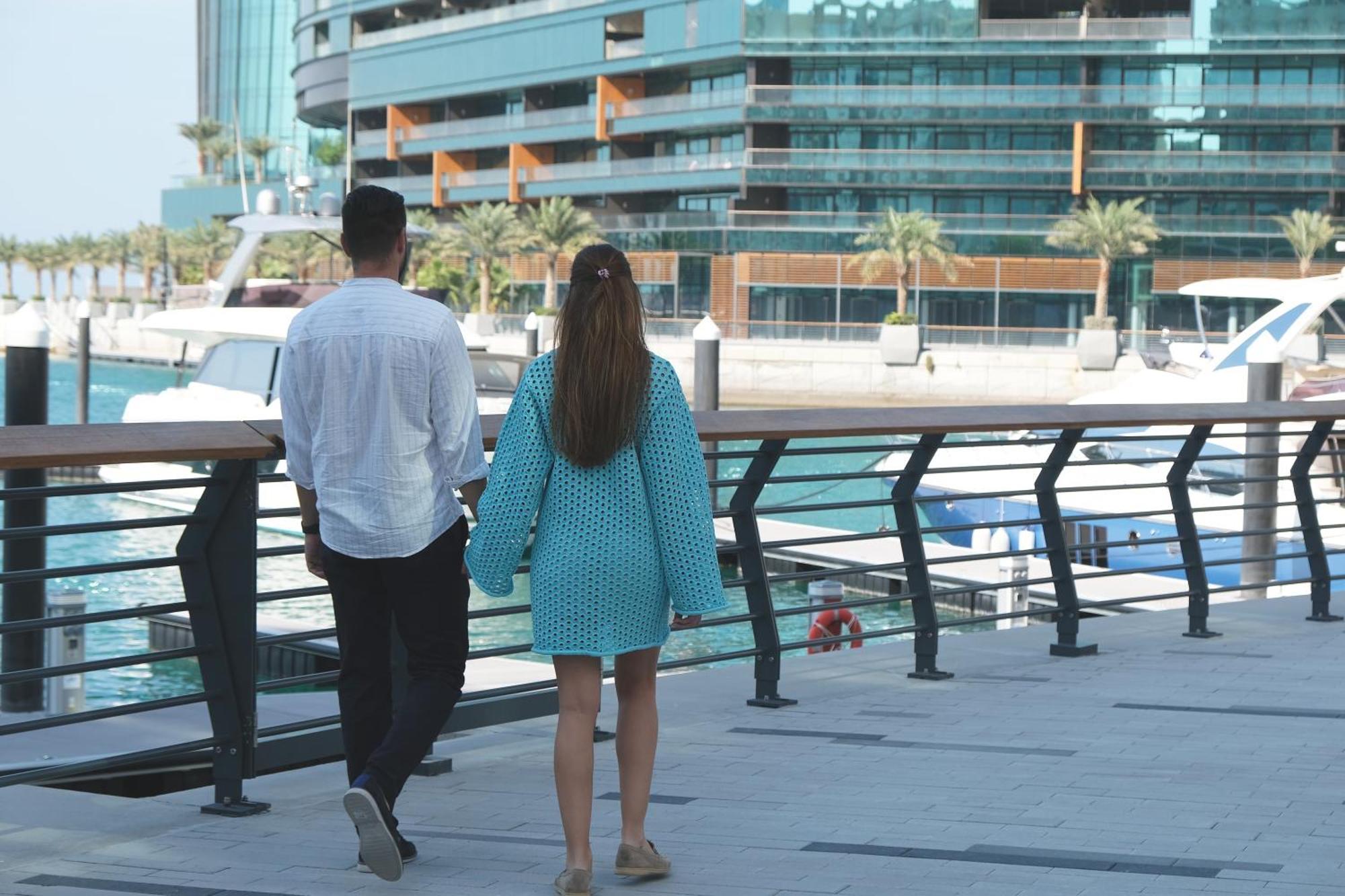 Charthouse Bahrain Manama Exterior foto A couple walking in Dubai Marina
