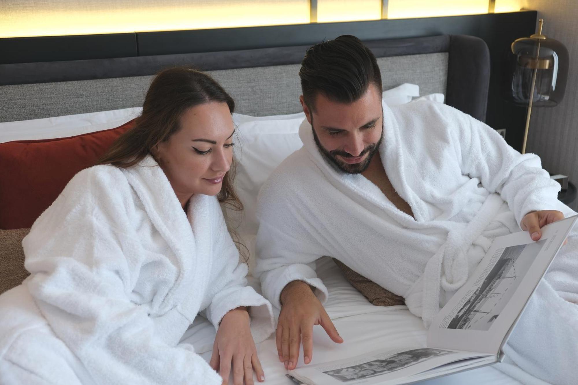Charthouse Bahrain Manama Exterior foto Guests in a hotel room