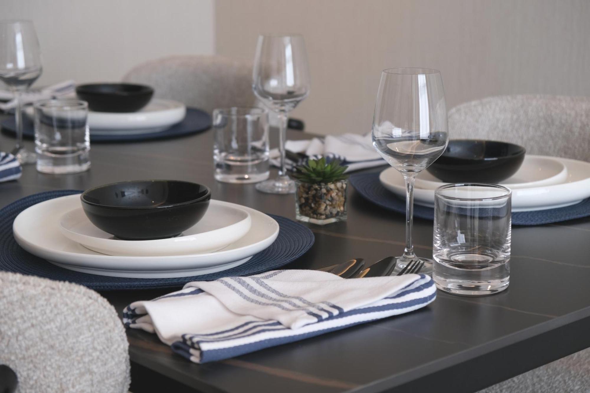 Charthouse Bahrain Manama Exterior foto Dinnerware