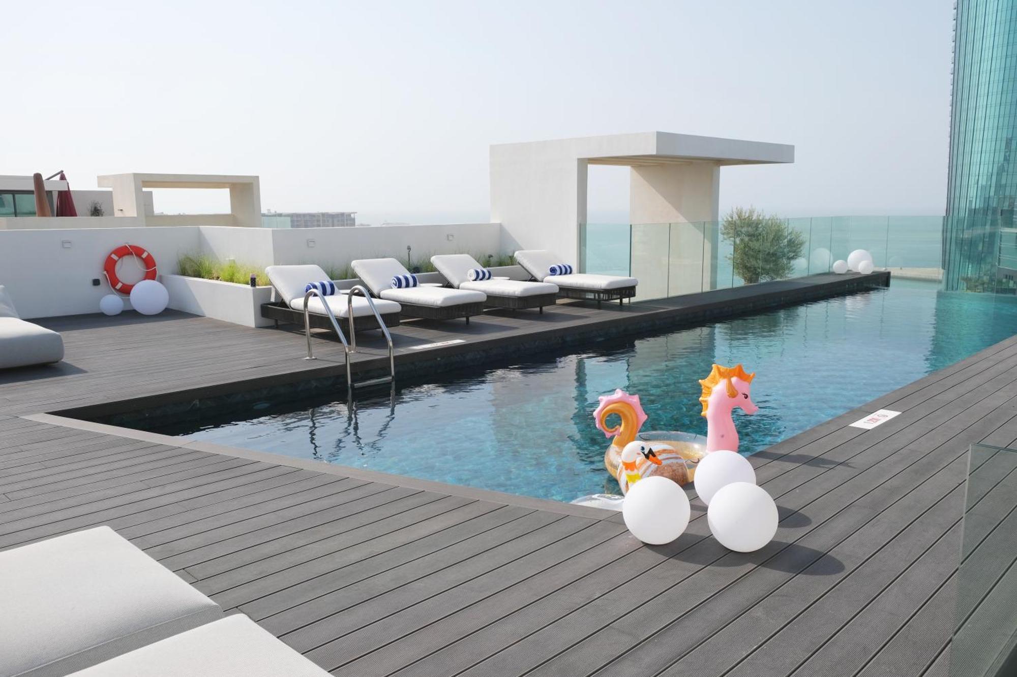 Charthouse Bahrain Manama Exterior foto The pool at the top of the hotel