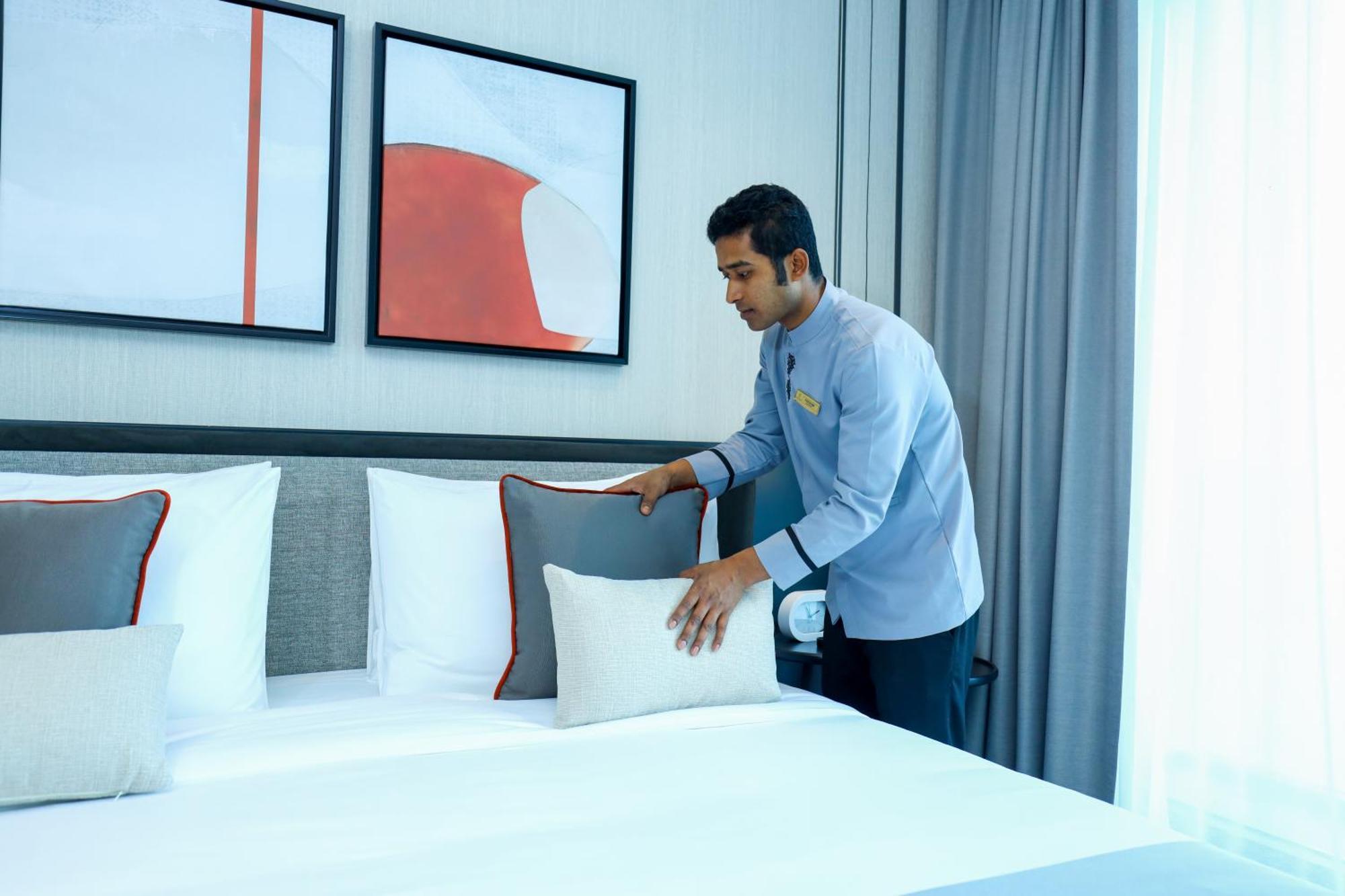 Charthouse Bahrain Manama Exterior foto A hotel housekeeper making a bed